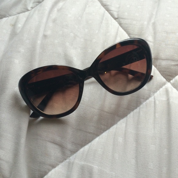 TAHARI sunglasses!