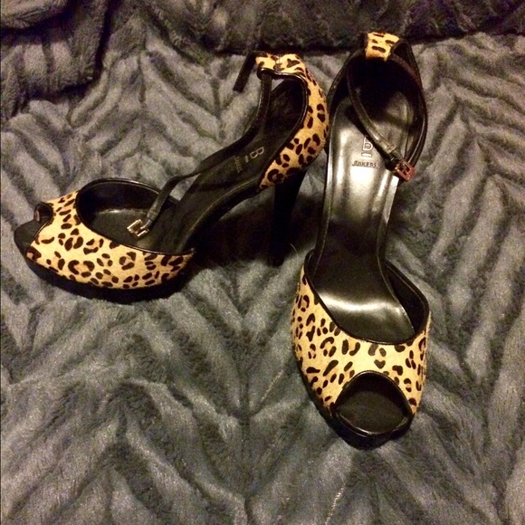 Leopard pumps! Peep toe