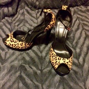 Leopard pumps! Peep toe