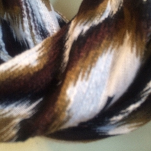 Urban Outfitters Scarf - Picture 2 of 4