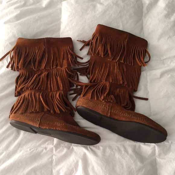 Minnetonka Fringe Boots Brown - Picture 2 of 4
