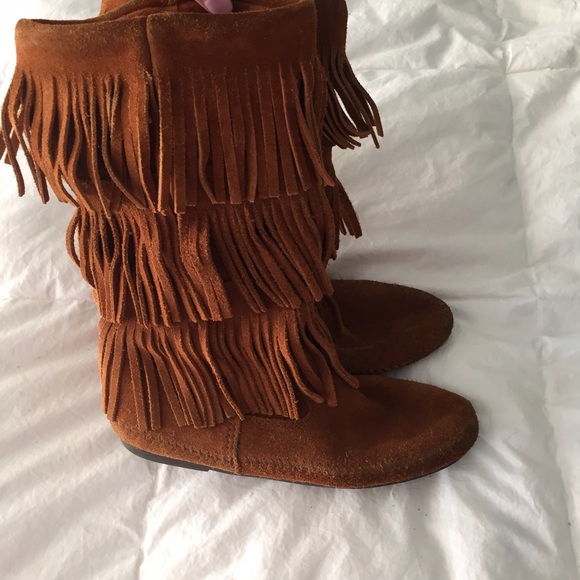 Minnetonka Fringe Boots Brown - Picture 3 of 4