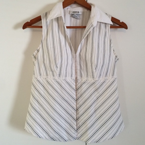 Cropped length pinstripe, collared top