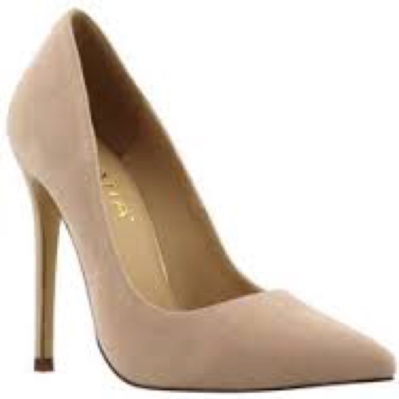 Nude pointed toe pumps