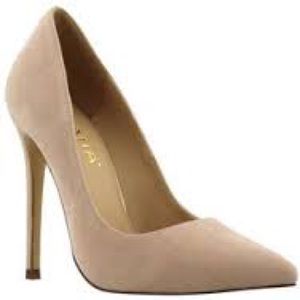 Nude pointed toe pumps