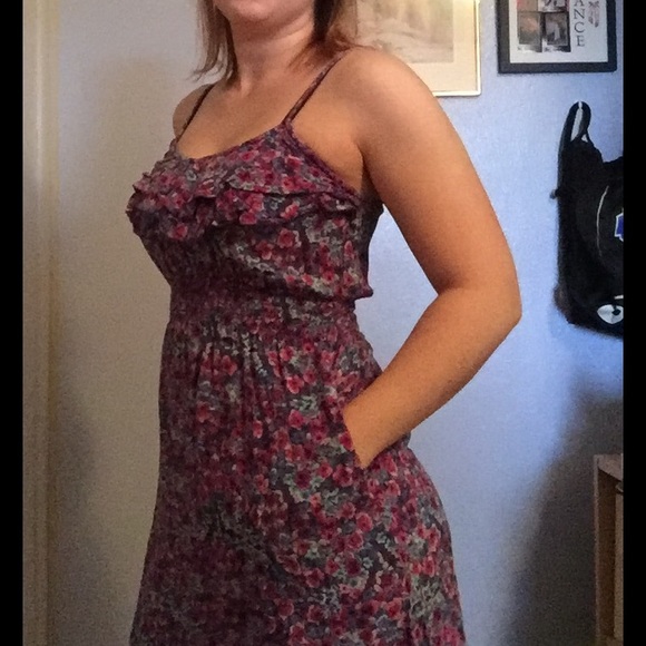 Adorable floral dress. Great for spring!