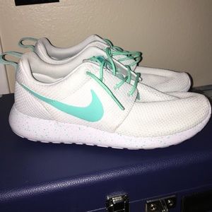 Nike Roshe Run size 7