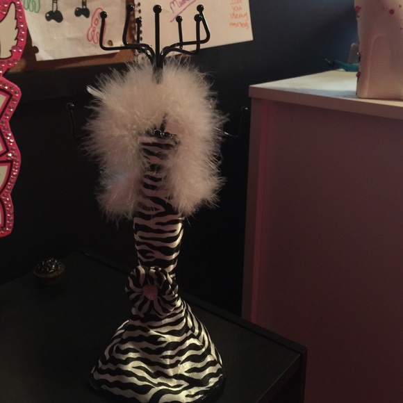 Necklace hanger
