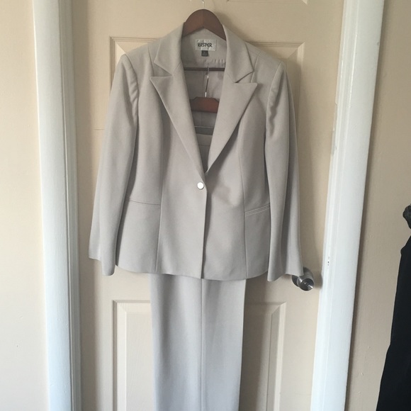 PANTS SUIT -- Kasper in warm beige