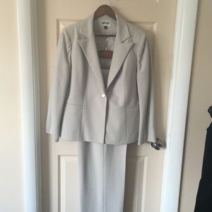 PANTS SUIT -- Kasper in warm beige