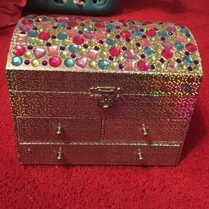 This is a fake Jem Jewlery box! And it winds up!