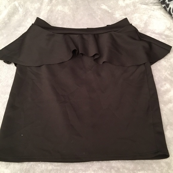 ⭐️ Black peplum skirt