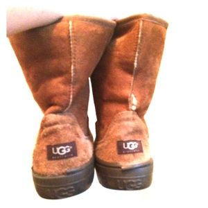 UGG chestnut short size 10