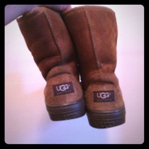 UGG chestnut short size 6