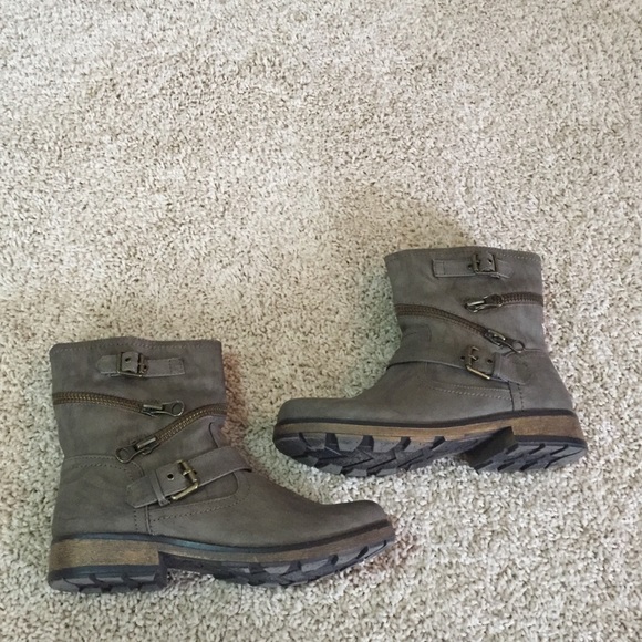 Grey zipper ankle boot
