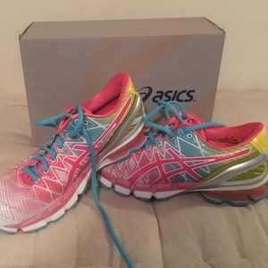 Women's size 7 Asics Gel-Kinsei 5 running shoes