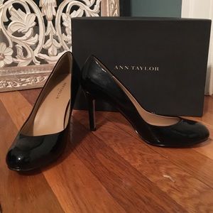 Black patent leather pump