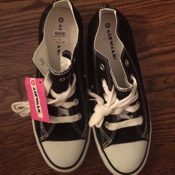 Airwalk black and white sneakers. Size 10. New.