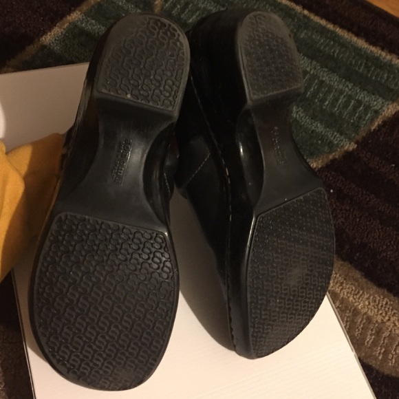 Comfortable Clogs - Picture 3 of 3