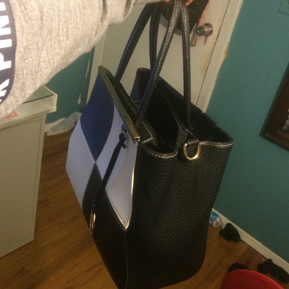 Micheal Kors purse - Picture 3 of 4