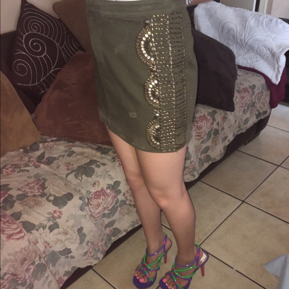 Kitson Beautiful designed mini skirt