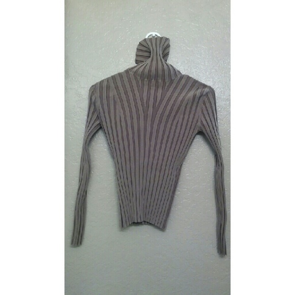 ?? Brown turtleneck ??