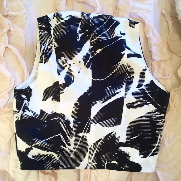 Bloomingdales Cropped White and Black Top - Picture 2 of 3