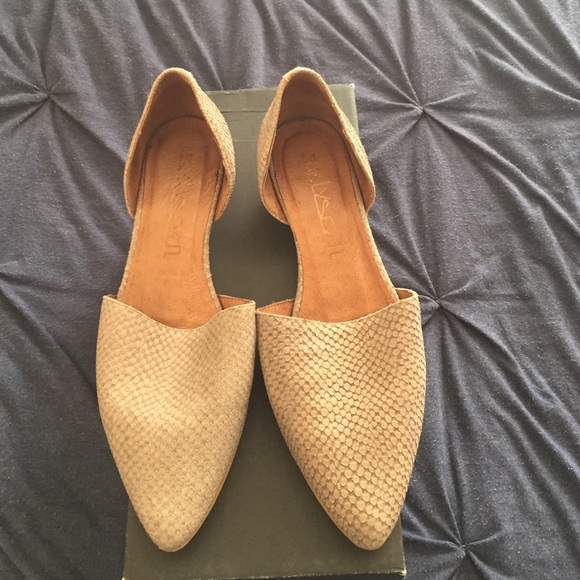 Sixtyseven Erin Flat