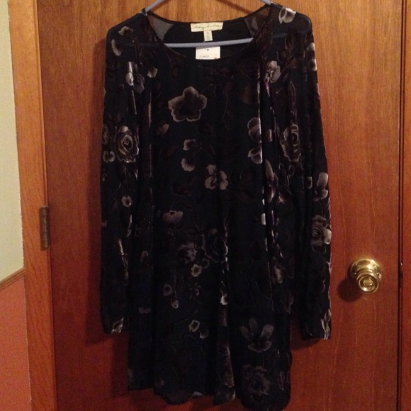 Black short dress with velvet flowers