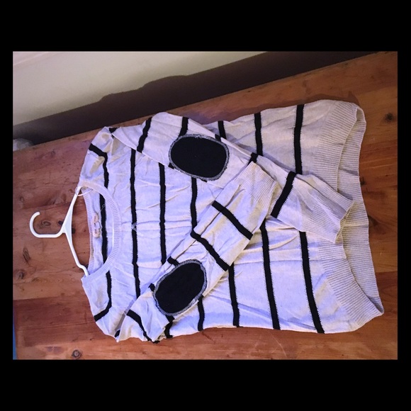 Lightweight sweater with elbow embellishments