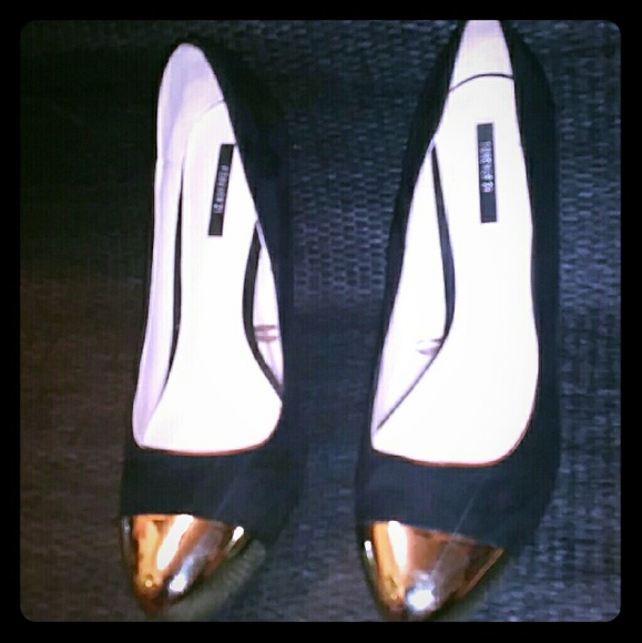 Gold toe pumps