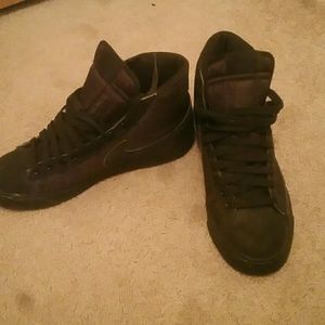Men's 7.5 US all black nikes