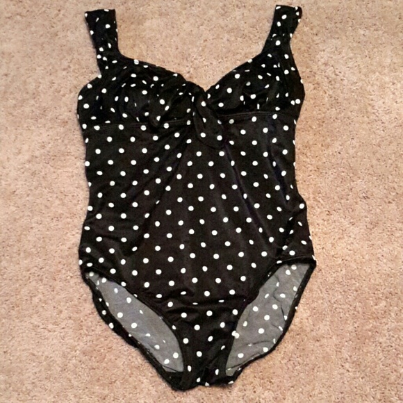 BLACK AND WHITE POLKA DOT SWIMSUIT