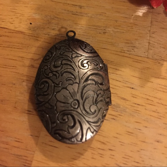Engraved Locket Pendent - image 3