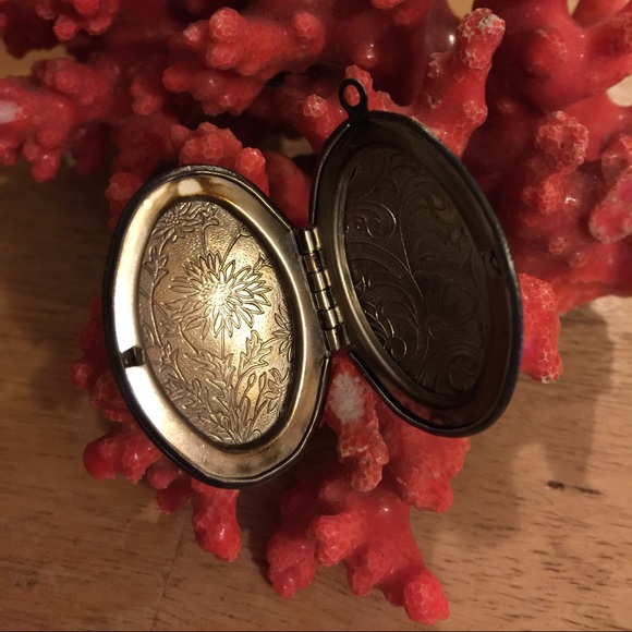 Engraved Locket Pendent - image 2