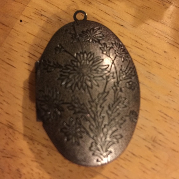 Engraved Locket Pendent - image 4