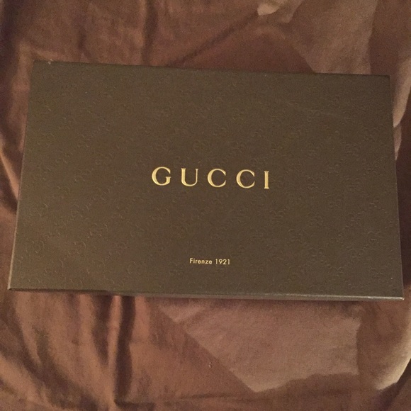 Black Gucci Low-top tennis shoes.