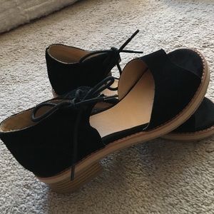 Open toe low pump summer shoes.