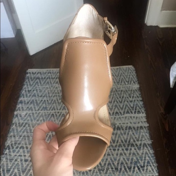 BCBG high heels NEVER worn! REDUCED - Picture 3 of 4
