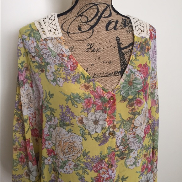 ❗️SOLD❗️Yellow Flower Blouse - Picture 2 of 4