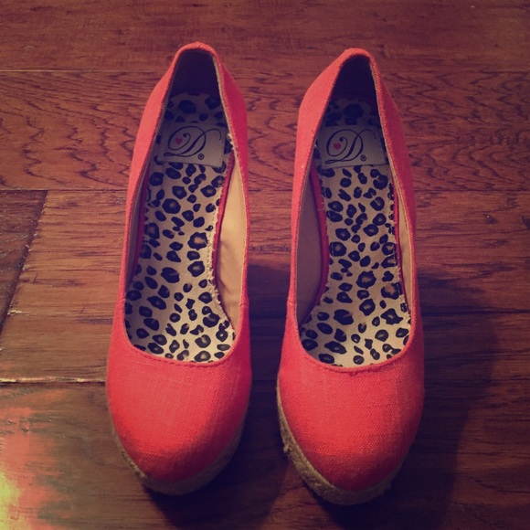 Lulus coral wedges