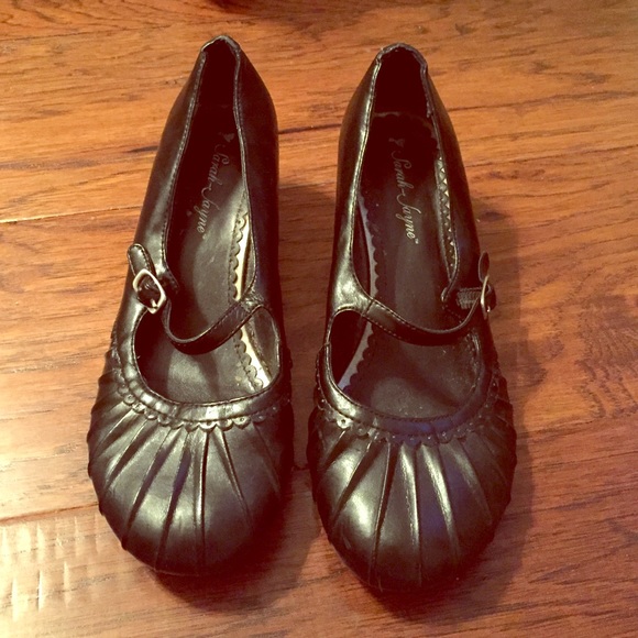 Black ballet shoes with slight wedge