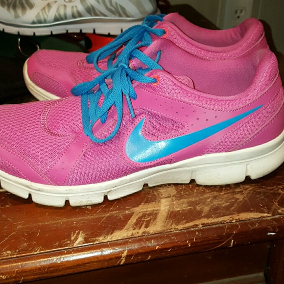 Womens size 11 Nike tennis shoes
