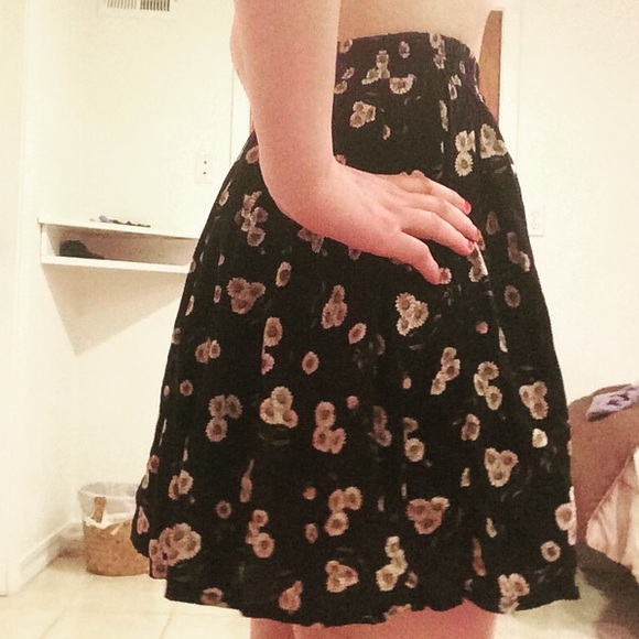 Brandy Melville Luma Sunflower Skirt NWOT