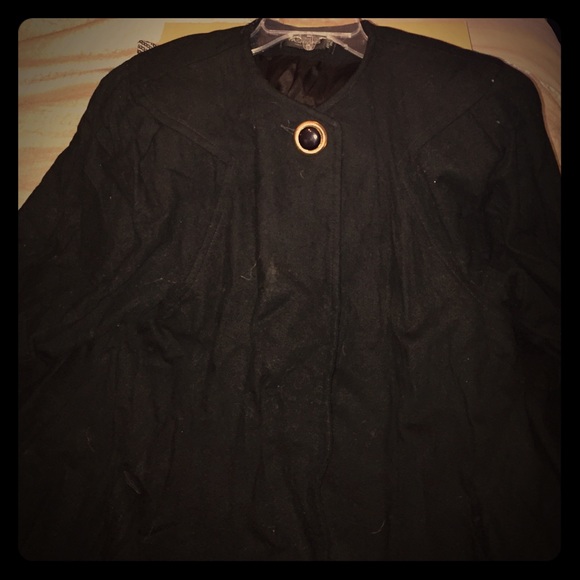 A black coat that comes up to the knees.