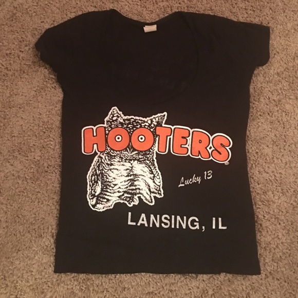 Hooters girl black tee