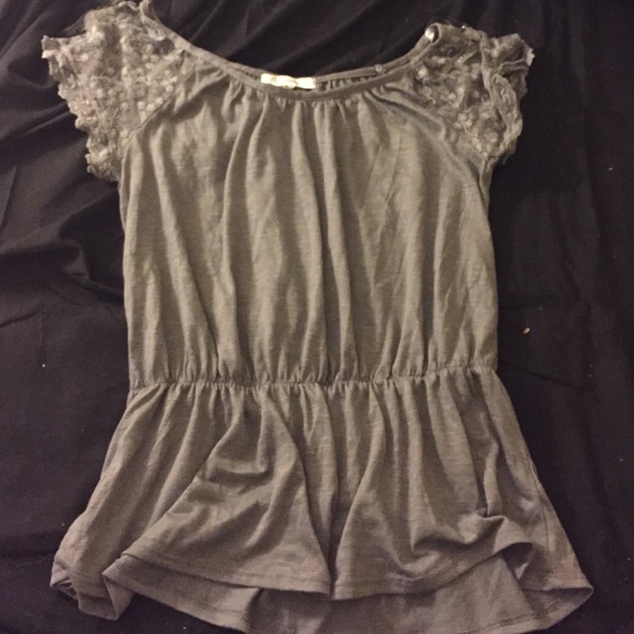 Cute gray Aeropostale tee with lace