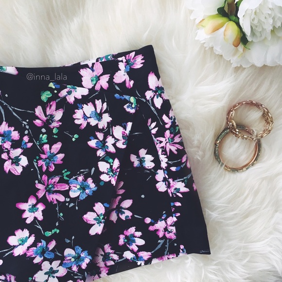 Express Pants - 🆕NWT Express Asymmetrical Hem Floral Print Skort