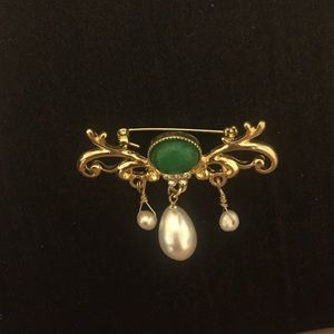 Brooch pearl crystal