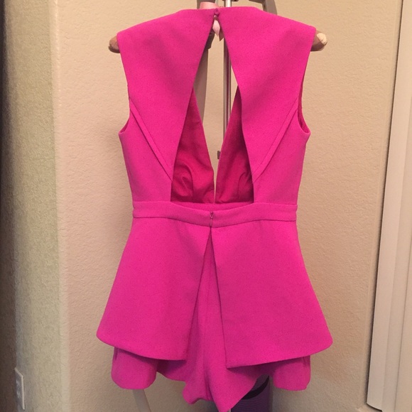 💃🏻SOLD💃🏻 Deep V playsuit with back cut-out - Picture 3 of 4